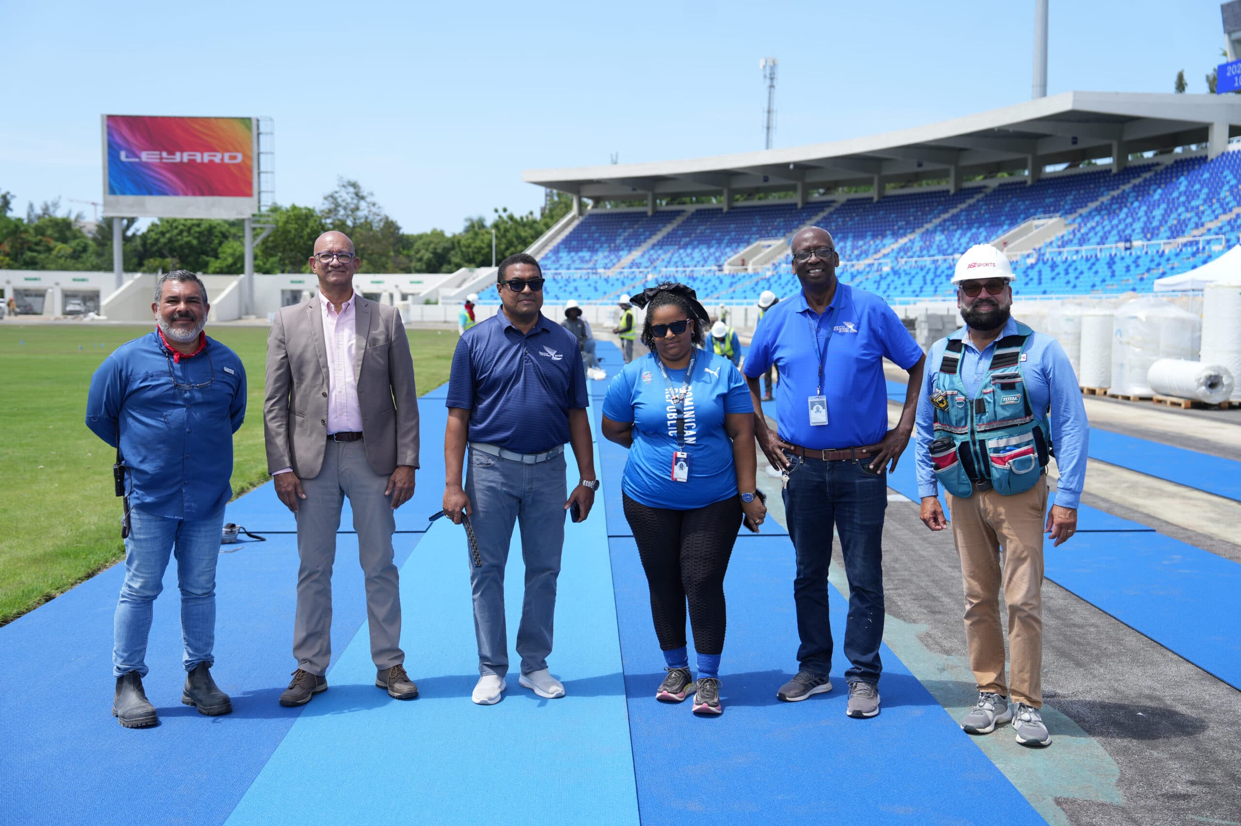 Inician instalación sintético de la pista de atletismo será la más moderna de América